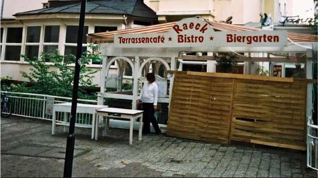 Historische Aufnahme des Vorgängerlokals: Terrassencafé, Bistro und Biergarten „Raeck“