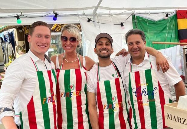 Das Team des Firenze in Schürzen in den italienischen Landesfarben